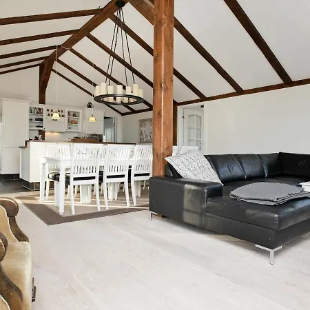 Four-bedroom Holiday In 9 *