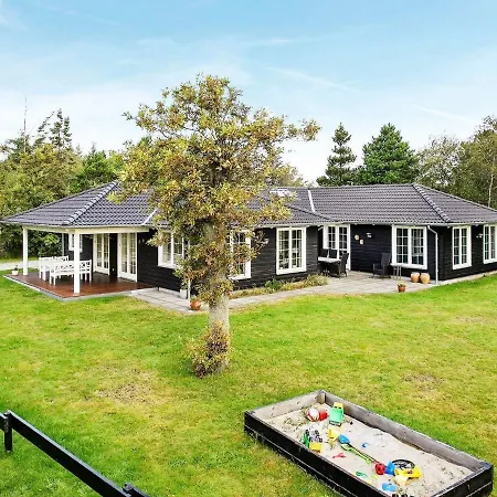 Four-bedroom Holiday In 9 *