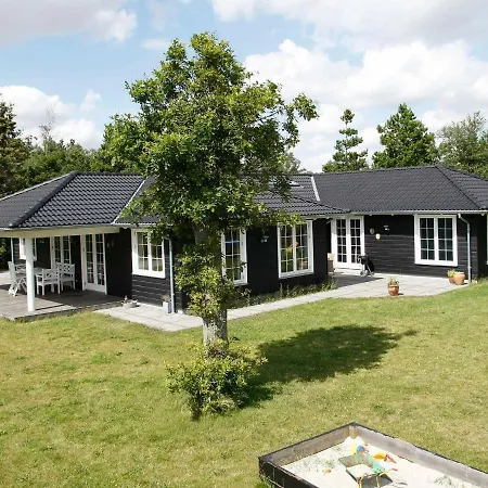 Four-bedroom Holiday In 9