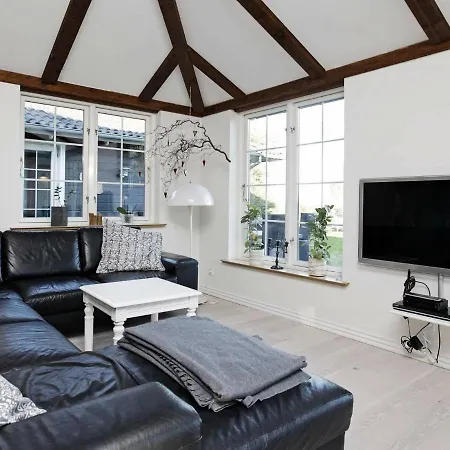 Four-bedroom Holiday In 9 Hébergement de vacances Hals