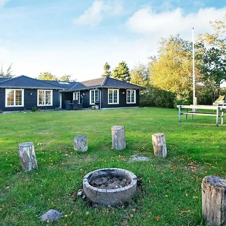 Four-bedroom Holiday In 9 Hébergement de vacances Hals