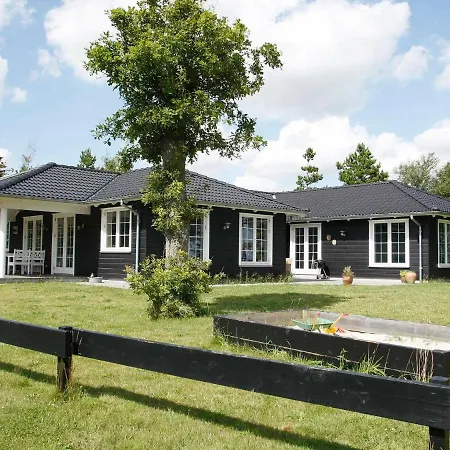 Four-bedroom Holiday In 9 Hébergement de vacances