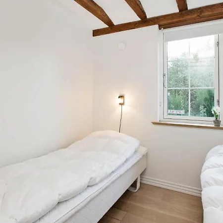 Four-bedroom Holiday In 9 *