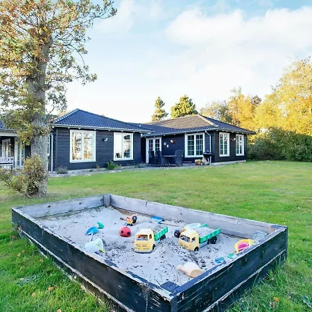 Four-bedroom Holiday In 9 Hébergement de vacances *